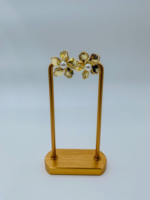 Arete Rodio Flor Con Perla Blanca - Imagen 2