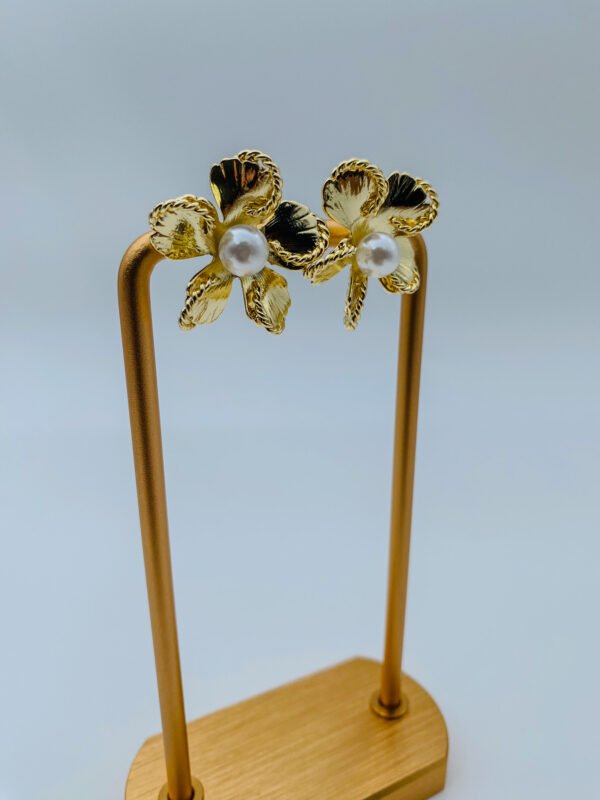 Arete Rodio Flor Con Perla Blanca