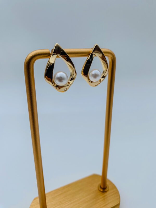 Arete Rodio Triangular Con Perla