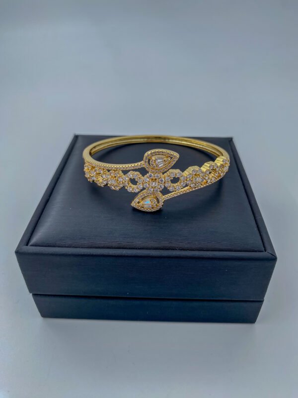 Brazalete Rodinado Hojas Piedras